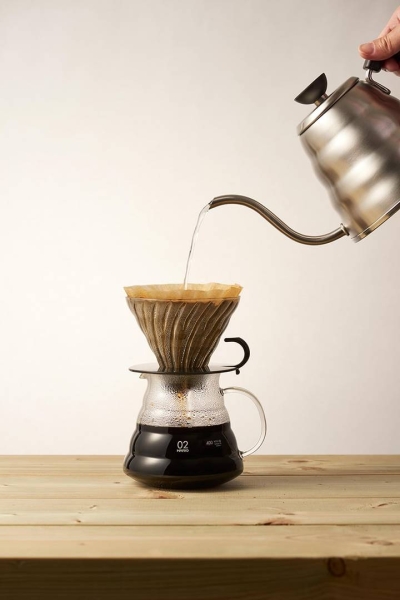 Hario V60 dripper - steklo črno velikost 02